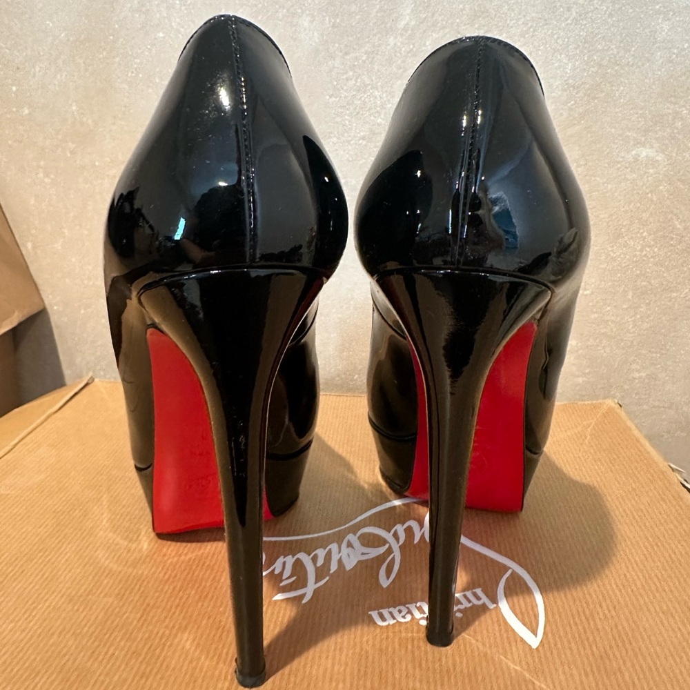 Christian Louboutin
Bianca patent leather heels
39
Very good condition